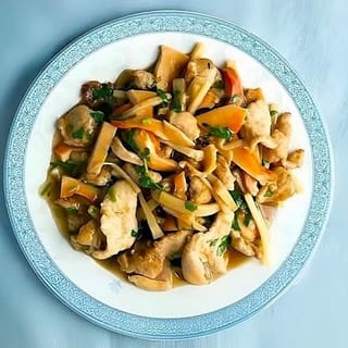 L8. Moo Goo Gai Pan